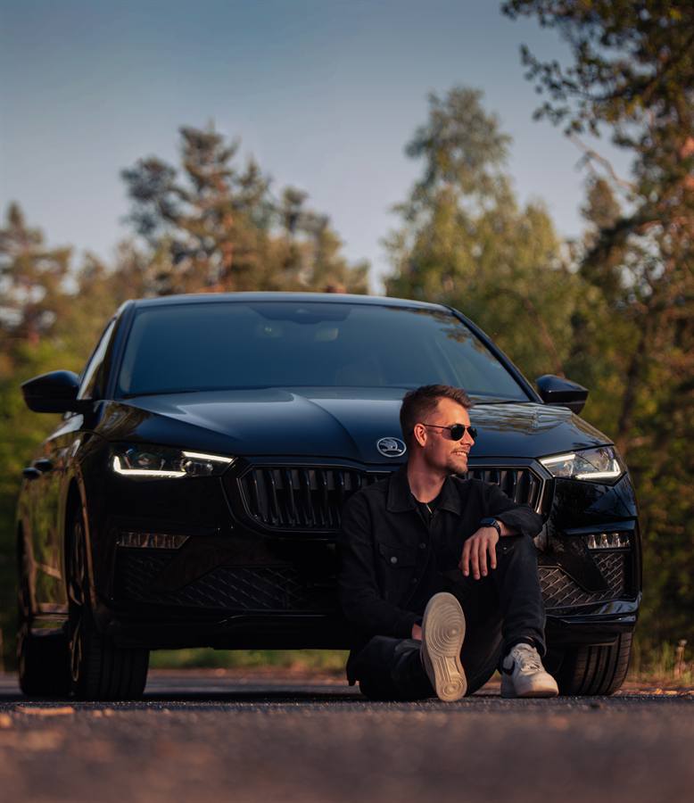 Škoda Scala na uzavřené silnici u Plzně